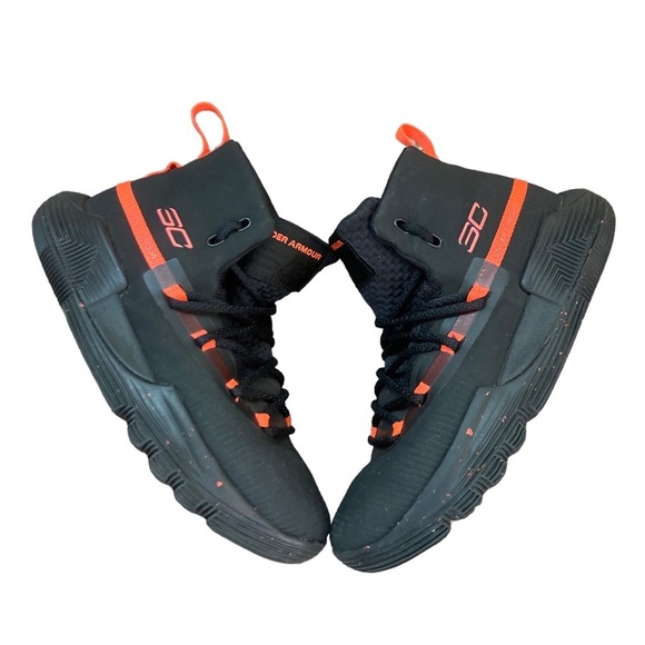 Under Armour Charged Boys Mid Top Athletic Shoes Size 1Y EUC - Picture 1 of 9